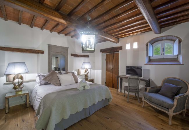 Villa in Panzano - AMORE RENTALS - Villa Bellaflore with 3 Private Pools, Garden, Terraces and Parking Villa in Panzano - AMORE RENTALS - Villa Bellaflore with 3 Private Pools, Garden, Terraces and Parking