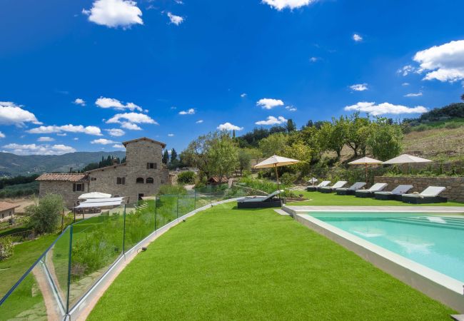 Villa in Panzano - AMORE RENTALS - Villa Bellaflore with 3 Private Pools, Garden, Terraces and Parking Villa in Panzano - AMORE RENTALS - Villa Bellaflore with 3 Private Pools, Garden, Terraces and Parking