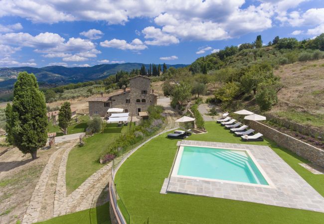 Villa in Panzano - AMORE RENTALS - Villa Bellaflore with 3 Private Pools, Garden, Terraces and Parking Villa in Panzano - AMORE RENTALS - Villa Bellaflore with 3 Private Pools, Garden, Terraces and Parking