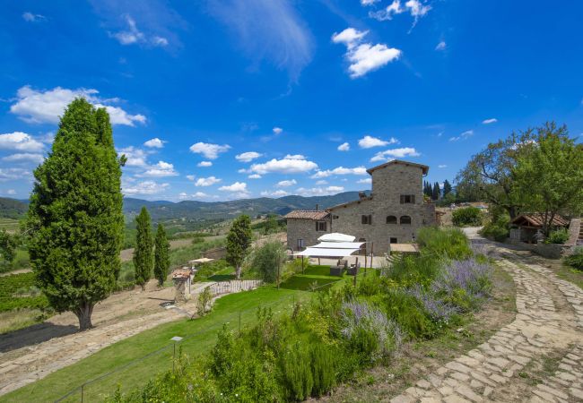 Villa in Panzano - AMORE RENTALS - Villa Bellaflore with 3 Private Pools, Garden, Terraces and Parking Villa in Panzano - AMORE RENTALS - Villa Bellaflore with 3 Private Pools, Garden, Terraces and Parking