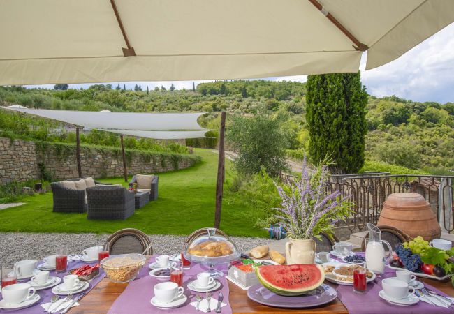 Villa in Panzano - AMORE RENTALS - Villa Bellaflore with 3 Private Pools, Garden, Terraces and Parking Villa in Panzano - AMORE RENTALS - Villa Bellaflore with 3 Private Pools, Garden, Terraces and Parking