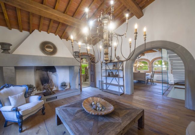 Villa in Panzano - AMORE RENTALS - Villa Bellaflore with 3 Private Pools, Garden, Terraces and Parking Villa in Panzano - AMORE RENTALS - Villa Bellaflore with 3 Private Pools, Garden, Terraces and Parking