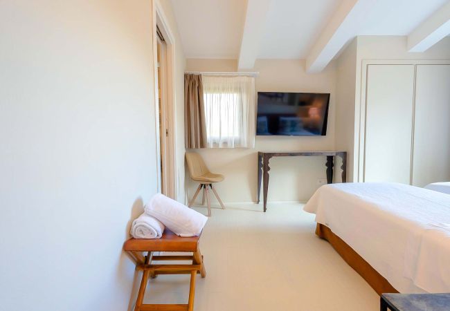Villa in Panzano - AMORE RENTALS - Villa Bacci with Indoor Heated Pool, Garden, Terraces and Parking Villa in Panzano - AMORE RENTALS - Villa Bacci with Indoor Heated Pool, Garden, Terraces and Parking