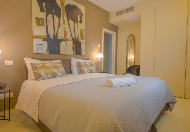 Villa in Panzano - AMORE RENTALS - Villa Bacci with Indoor Heated Pool, Garden, Terraces and Parking Villa in Panzano - AMORE RENTALS - Villa Bacci with Indoor Heated Pool, Garden, Terraces and Parking