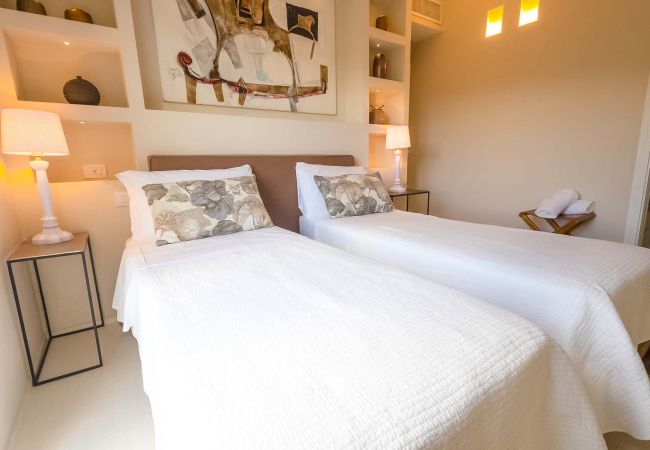 Villa in Panzano - AMORE RENTALS - Villa Bacci with Indoor Heated Pool, Garden, Terraces and Parking Villa in Panzano - AMORE RENTALS - Villa Bacci with Indoor Heated Pool, Garden, Terraces and Parking