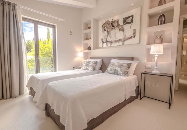 Villa in Panzano - AMORE RENTALS - Villa Bacci with Indoor Heated Pool, Garden, Terraces and Parking Villa in Panzano - AMORE RENTALS - Villa Bacci with Indoor Heated Pool, Garden, Terraces and Parking