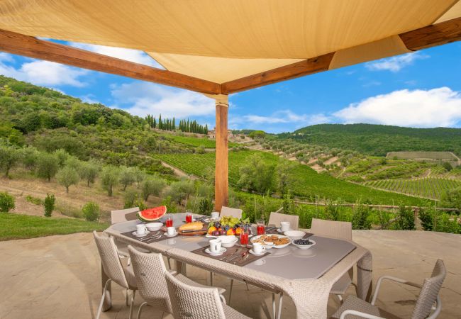 Villa in Panzano - AMORE RENTALS - Villa Bacci with Indoor Heated Pool, Garden, Terraces and Parking Villa in Panzano - AMORE RENTALS - Villa Bacci with Indoor Heated Pool, Garden, Terraces and Parking