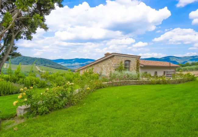 Villa/Dettached house in Panzano - AMORE RENTALS - Villa Bacci with Indoor Heated Pool, Garden, Terraces and Parking