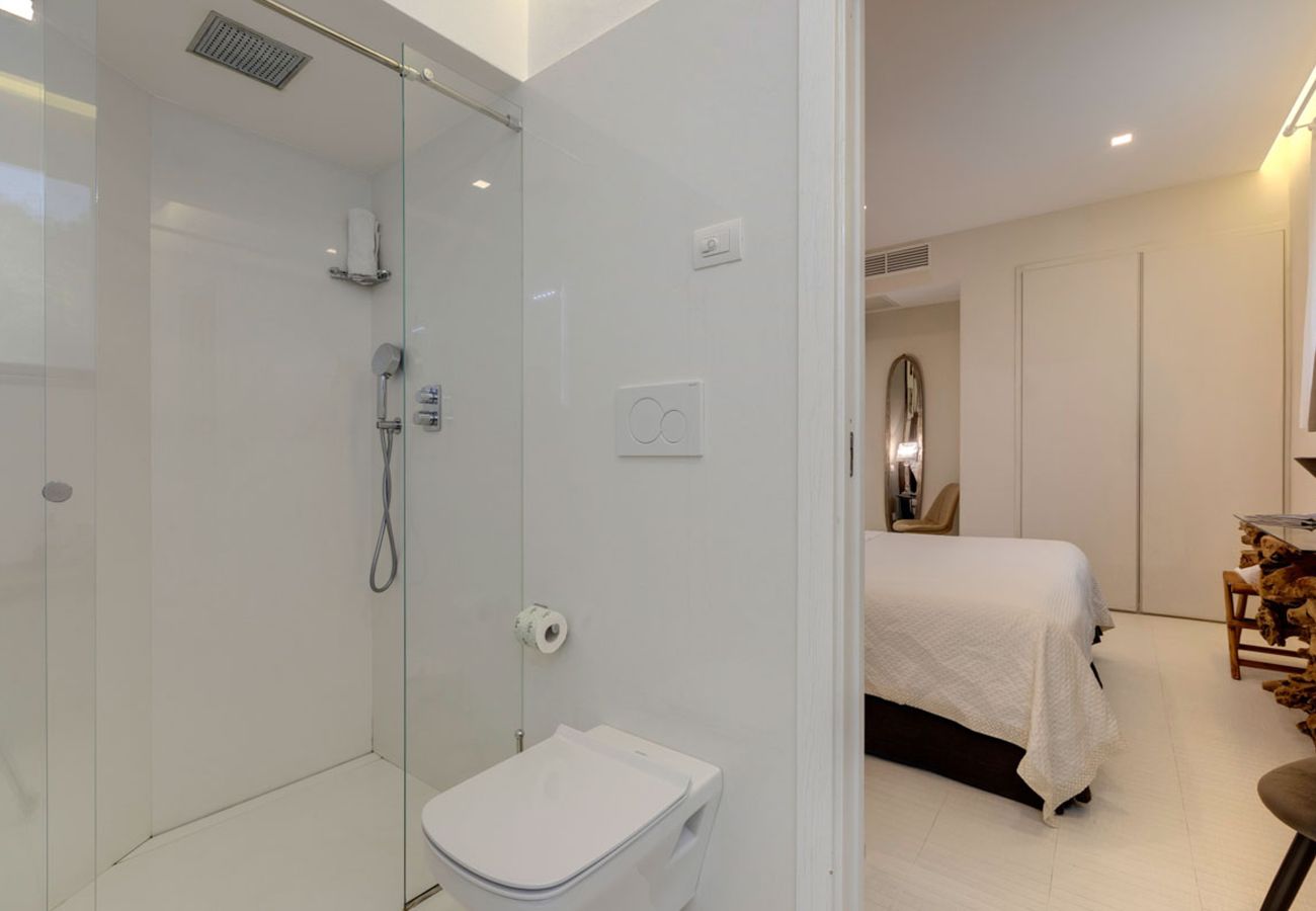 Villa in Panzano - AMORE RENTALS - Villa Bacci with Indoor Heated Pool, Garden, Terraces and Parking