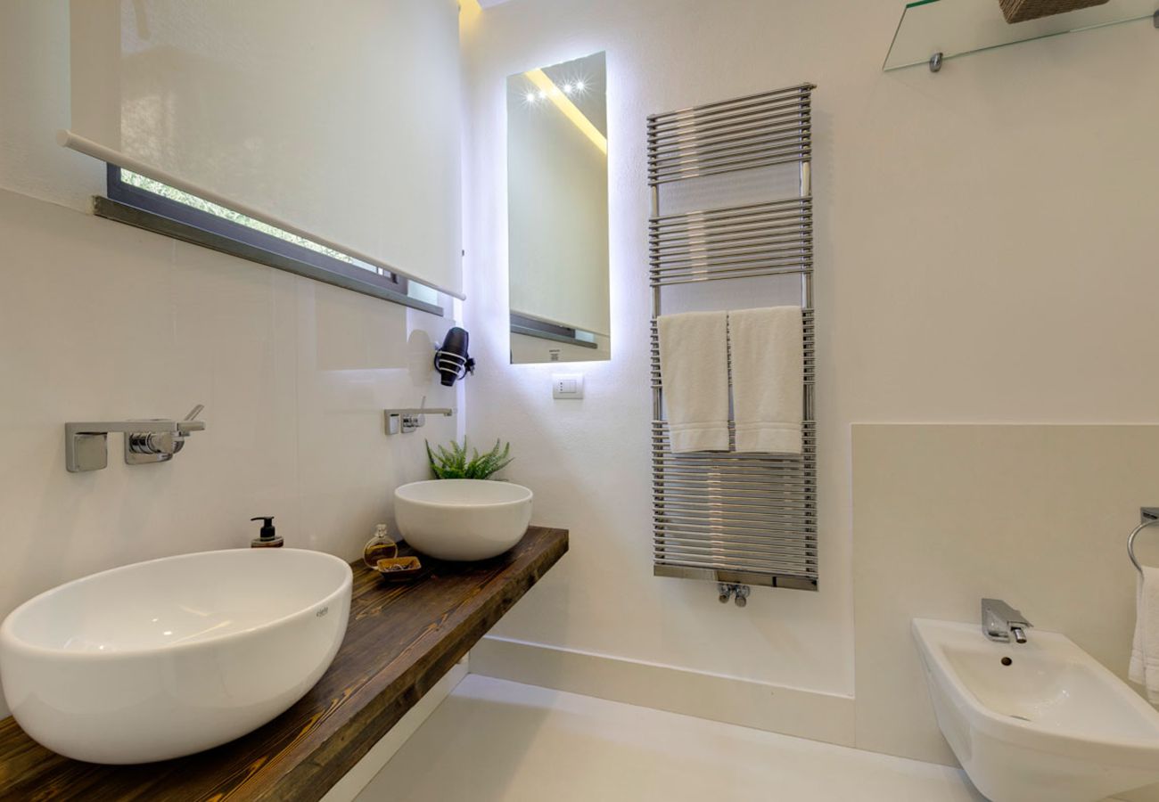 Villa in Panzano - AMORE RENTALS - Villa Bacci with Indoor Heated Pool, Garden, Terraces and Parking
