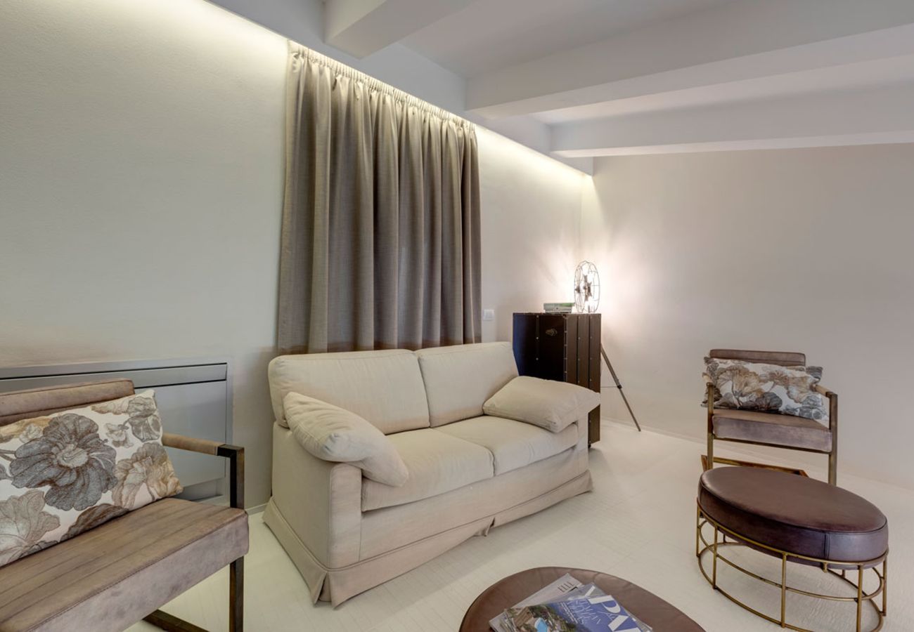 Villa in Panzano - AMORE RENTALS - Villa Bacci with Indoor Heated Pool, Garden, Terraces and Parking