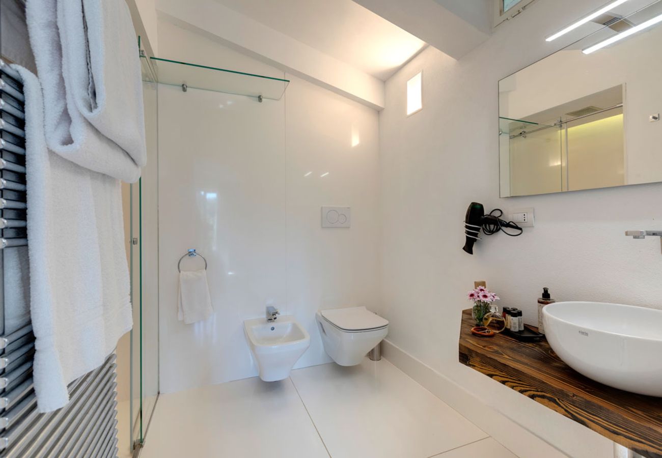 Villa in Panzano - AMORE RENTALS - Villa Bacci with Indoor Heated Pool, Garden, Terraces and Parking
