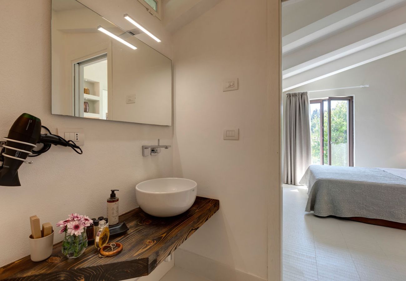 Villa in Panzano - AMORE RENTALS - Villa Bacci with Indoor Heated Pool, Garden, Terraces and Parking