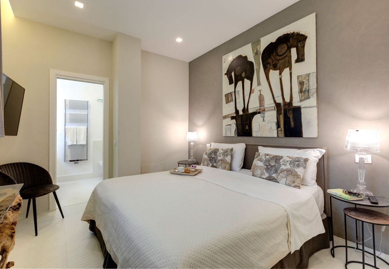 Villa in Panzano - AMORE RENTALS - Villa Bacci with Indoor Heated Pool, Garden, Terraces and Parking
