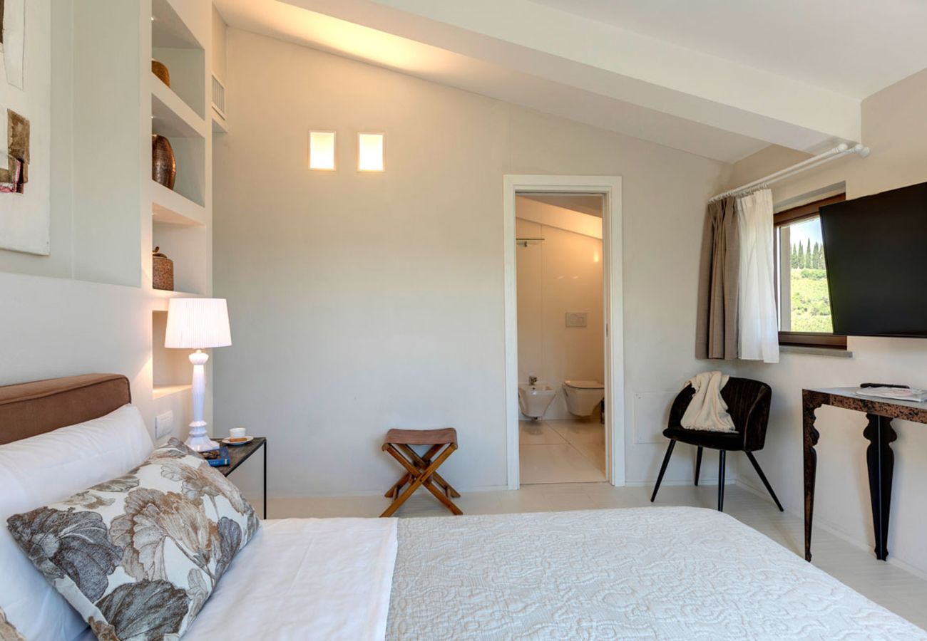 Villa in Panzano - AMORE RENTALS - Villa Bacci with Indoor Heated Pool, Garden, Terraces and Parking