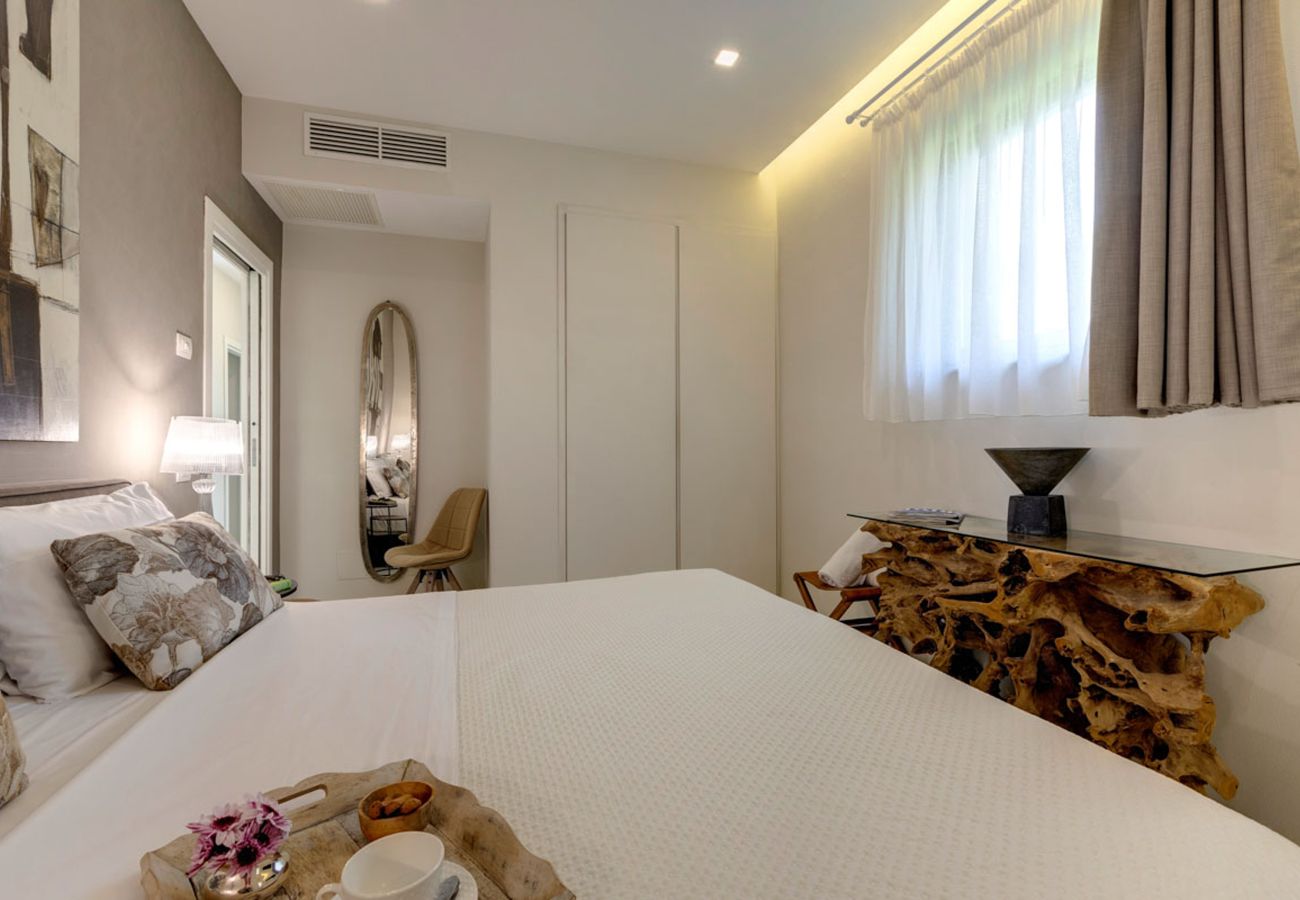 Villa in Panzano - AMORE RENTALS - Villa Bacci with Indoor Heated Pool, Garden, Terraces and Parking