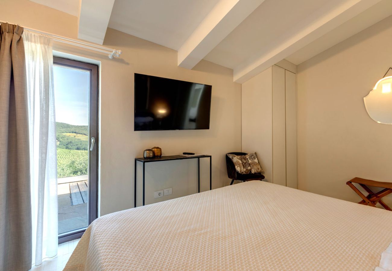 Villa in Panzano - AMORE RENTALS - Villa Bacci with Indoor Heated Pool, Garden, Terraces and Parking