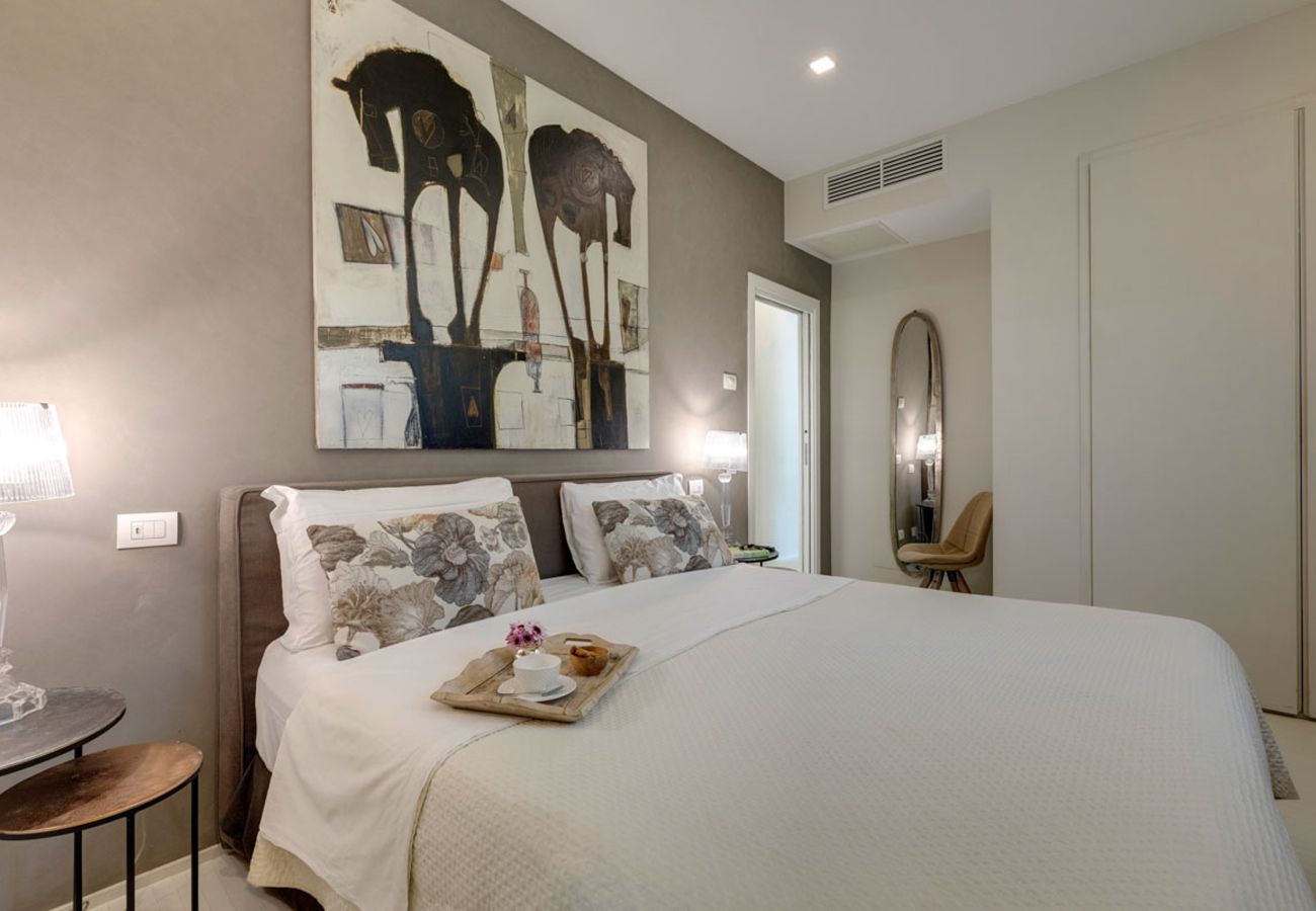 Villa in Panzano - AMORE RENTALS - Villa Bacci with Indoor Heated Pool, Garden, Terraces and Parking