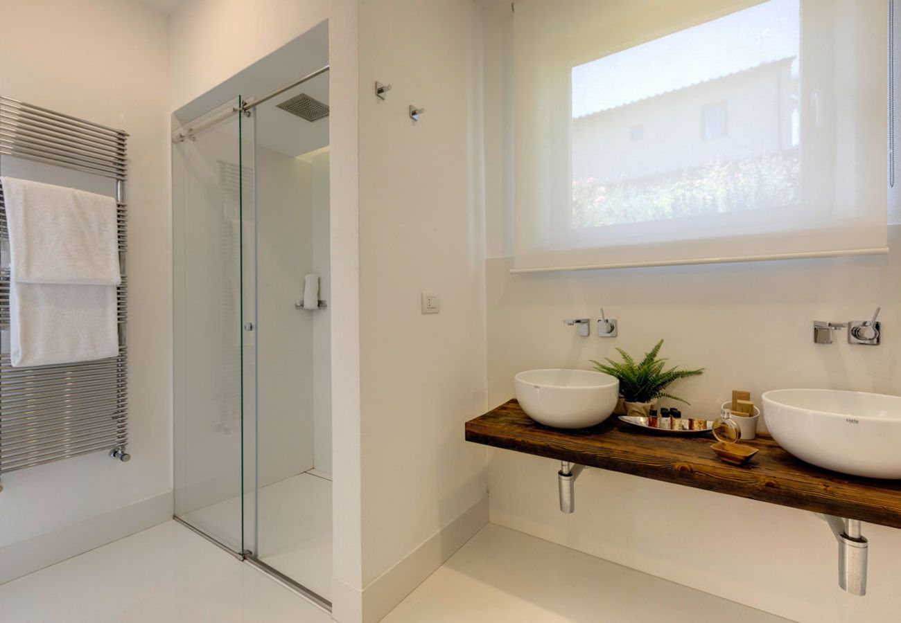 Villa in Panzano - AMORE RENTALS - Villa Bacci with Indoor Heated Pool, Garden, Terraces and Parking