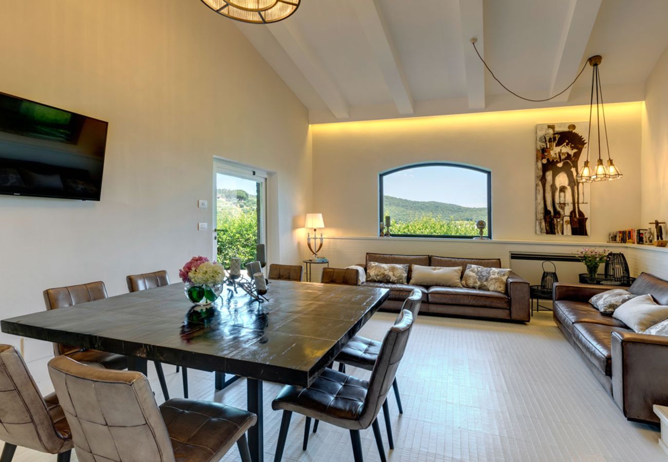 Villa in Panzano - AMORE RENTALS - Villa Bacci with Indoor Heated Pool, Garden, Terraces and Parking
