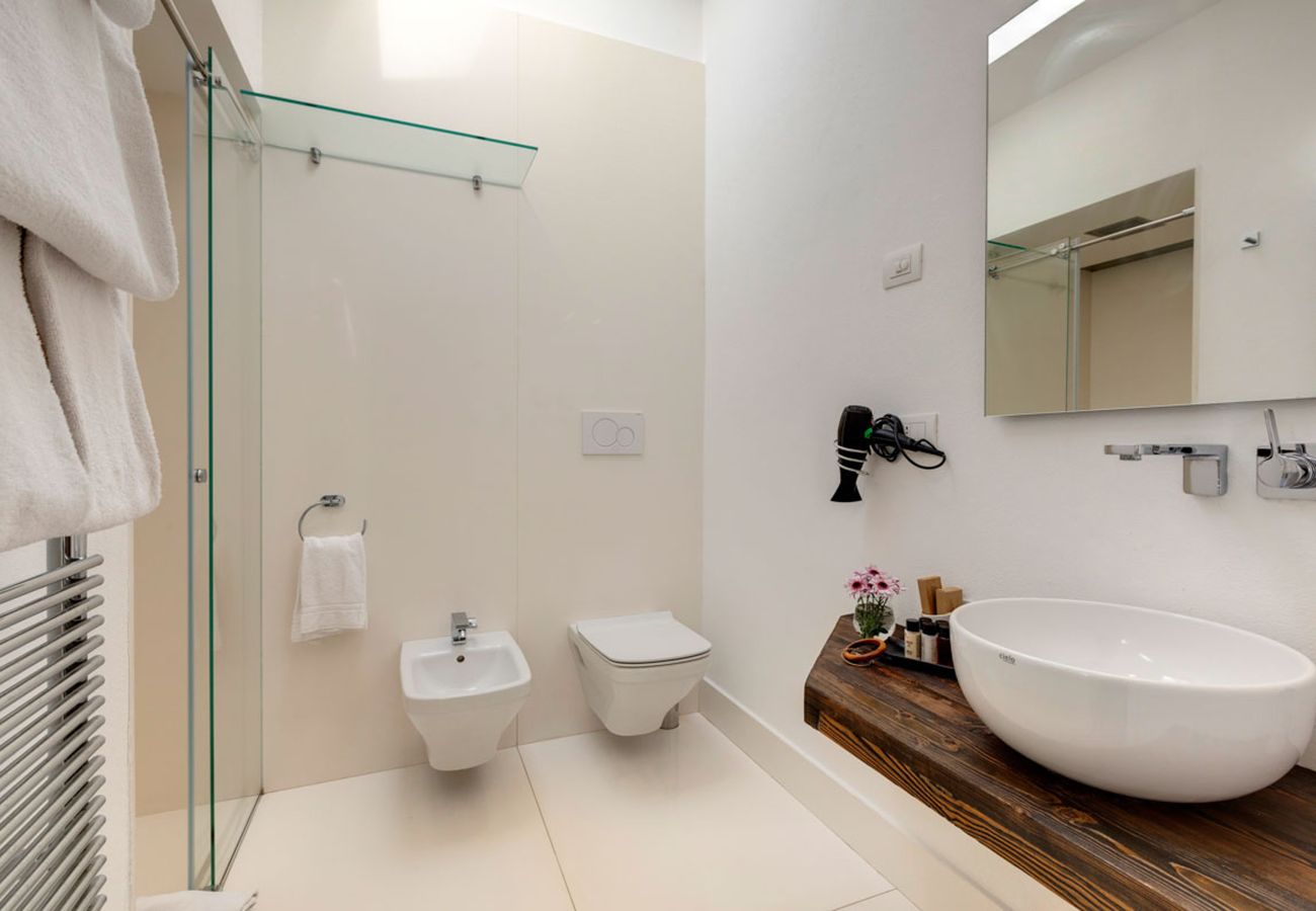 Villa in Panzano - AMORE RENTALS - Villa Bacci with Indoor Heated Pool, Garden, Terraces and Parking