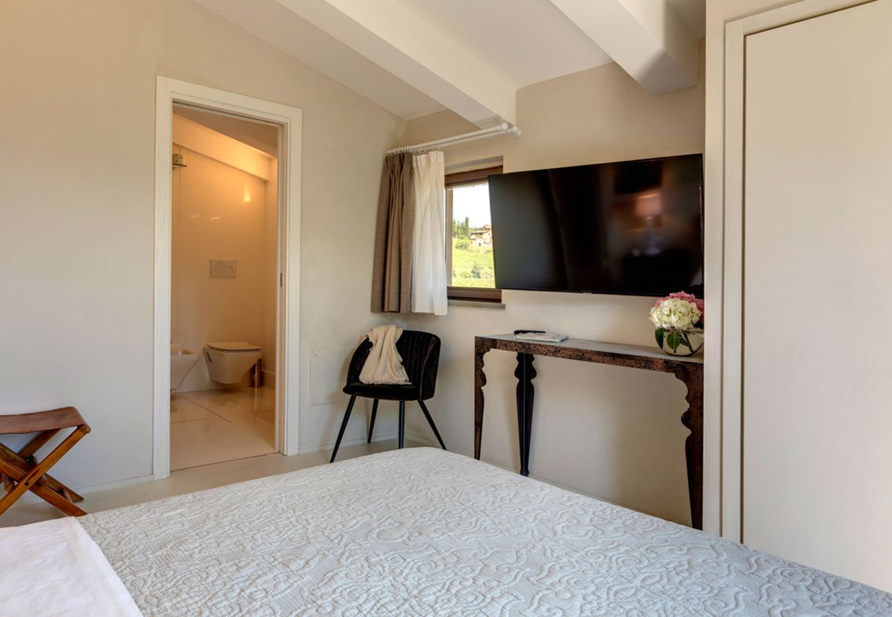 Villa in Panzano - AMORE RENTALS - Villa Bacci with Indoor Heated Pool, Garden, Terraces and Parking