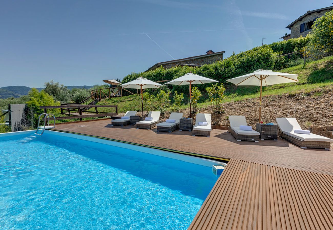 Villa in Panzano - AMORE RENTALS - Villa Bacci with Indoor Heated Pool, Garden, Terraces and Parking