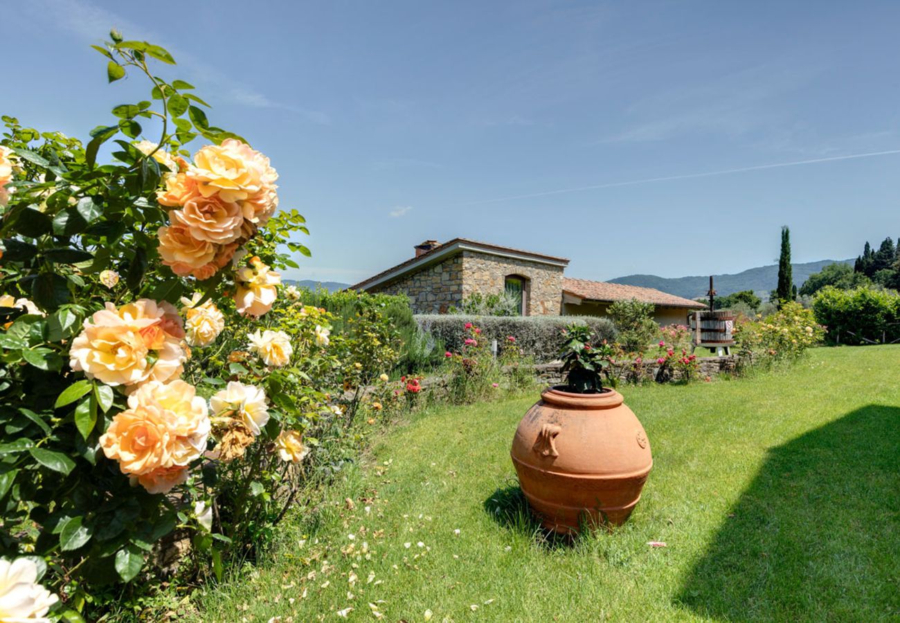 Villa in Panzano - AMORE RENTALS - Villa Bacci with Indoor Heated Pool, Garden, Terraces and Parking