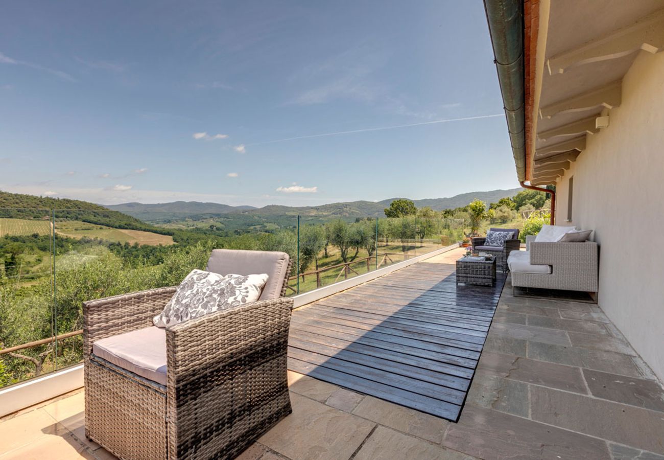 Villa in Panzano - AMORE RENTALS - Villa Bacci with Indoor Heated Pool, Garden, Terraces and Parking
