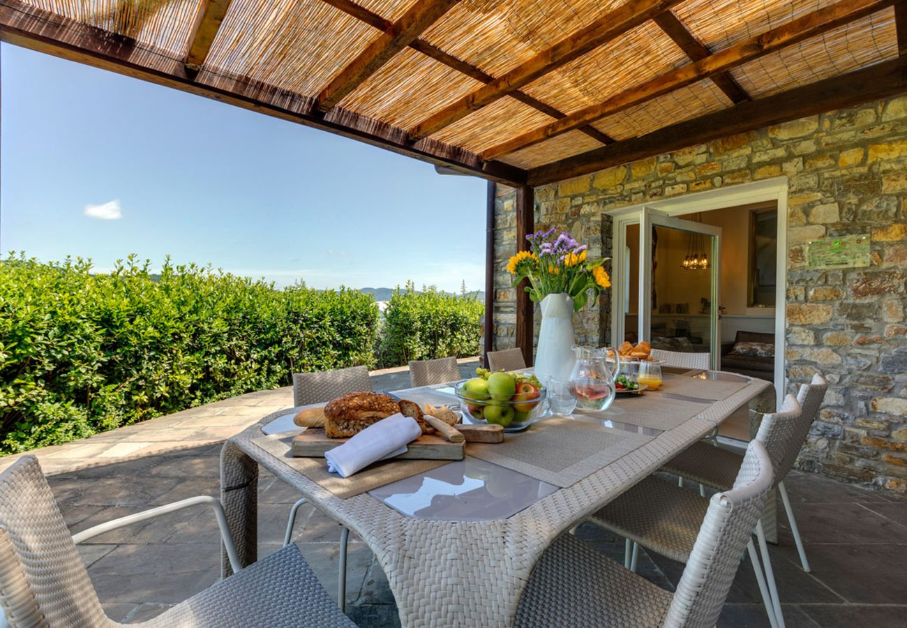 Villa in Panzano - AMORE RENTALS - Villa Bacci with Indoor Heated Pool, Garden, Terraces and Parking