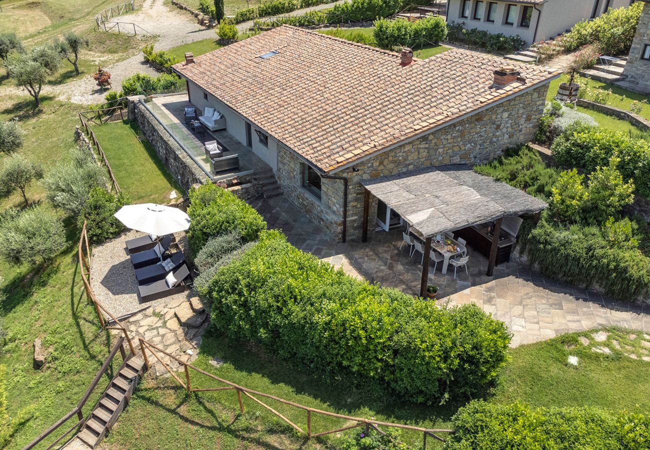 Villa in Panzano - AMORE RENTALS - Villa Bacci with Indoor Heated Pool, Garden, Terraces and Parking