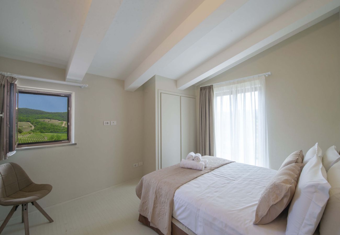 Villa in Panzano - AMORE RENTALS - Villa Bacci with Indoor Heated Pool, Garden, Terraces and Parking