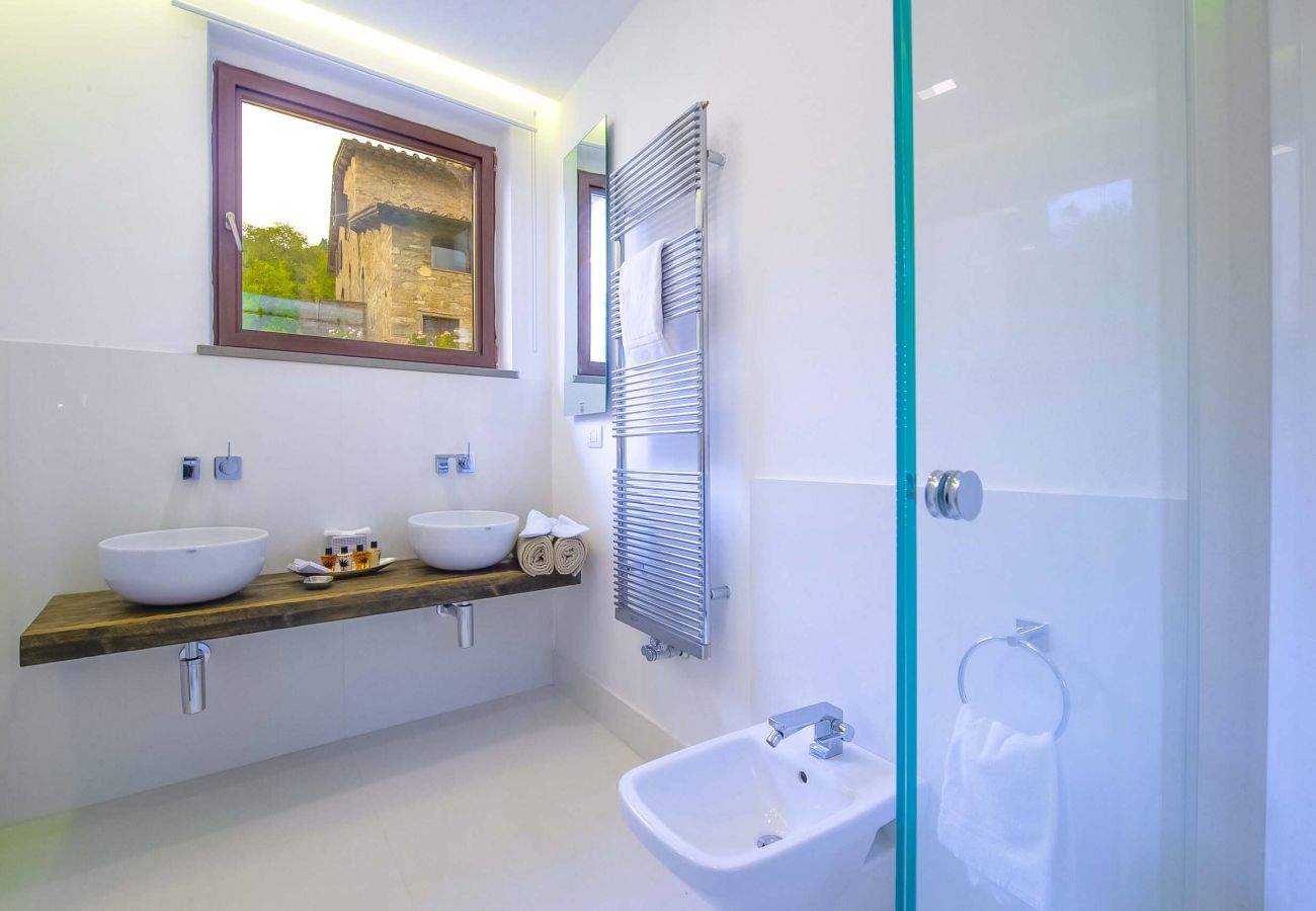 Villa in Panzano - AMORE RENTALS - Villa Bacci with Indoor Heated Pool, Garden, Terraces and Parking