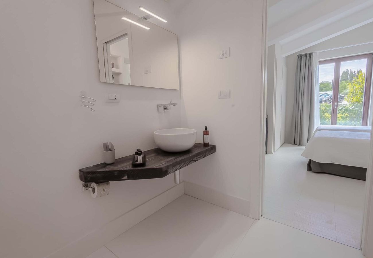 Villa in Panzano - AMORE RENTALS - Villa Bacci with Indoor Heated Pool, Garden, Terraces and Parking
