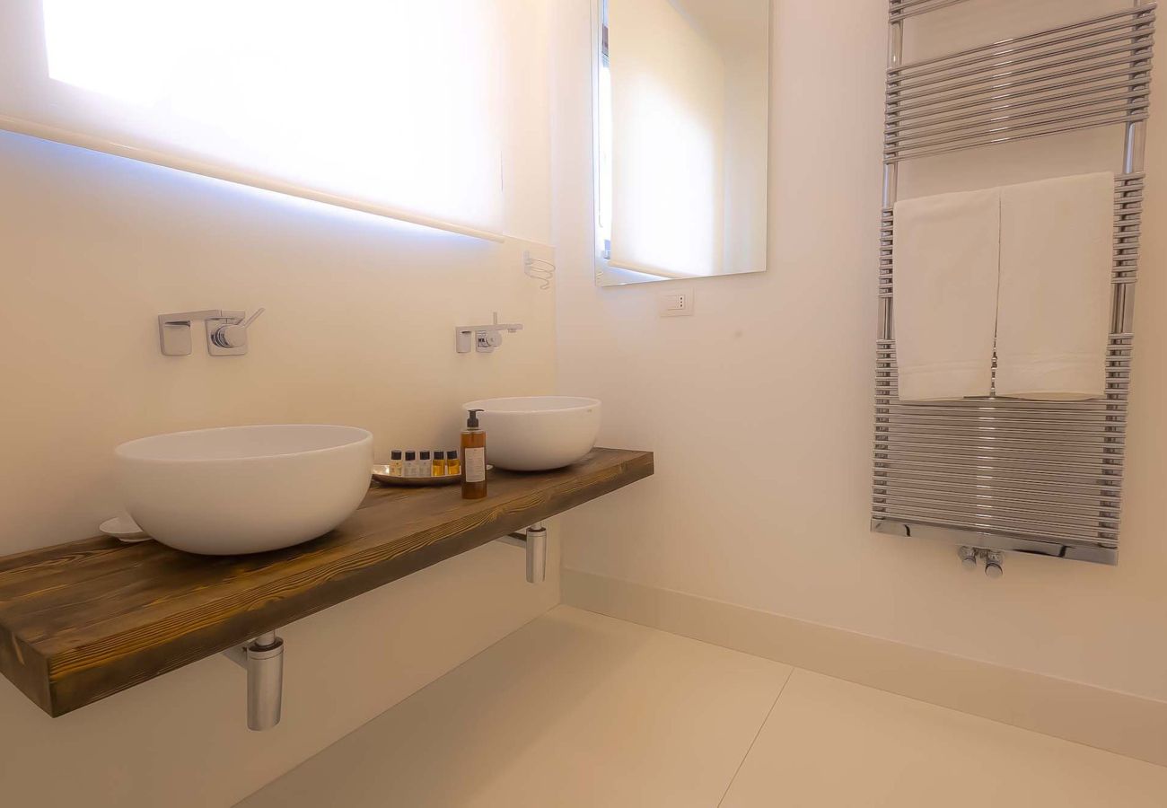 Villa in Panzano - AMORE RENTALS - Villa Bacci with Indoor Heated Pool, Garden, Terraces and Parking