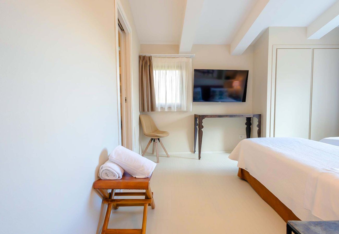 Villa in Panzano - AMORE RENTALS - Villa Bacci with Indoor Heated Pool, Garden, Terraces and Parking