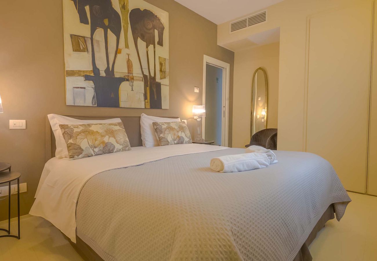 Villa in Panzano - AMORE RENTALS - Villa Bacci with Indoor Heated Pool, Garden, Terraces and Parking