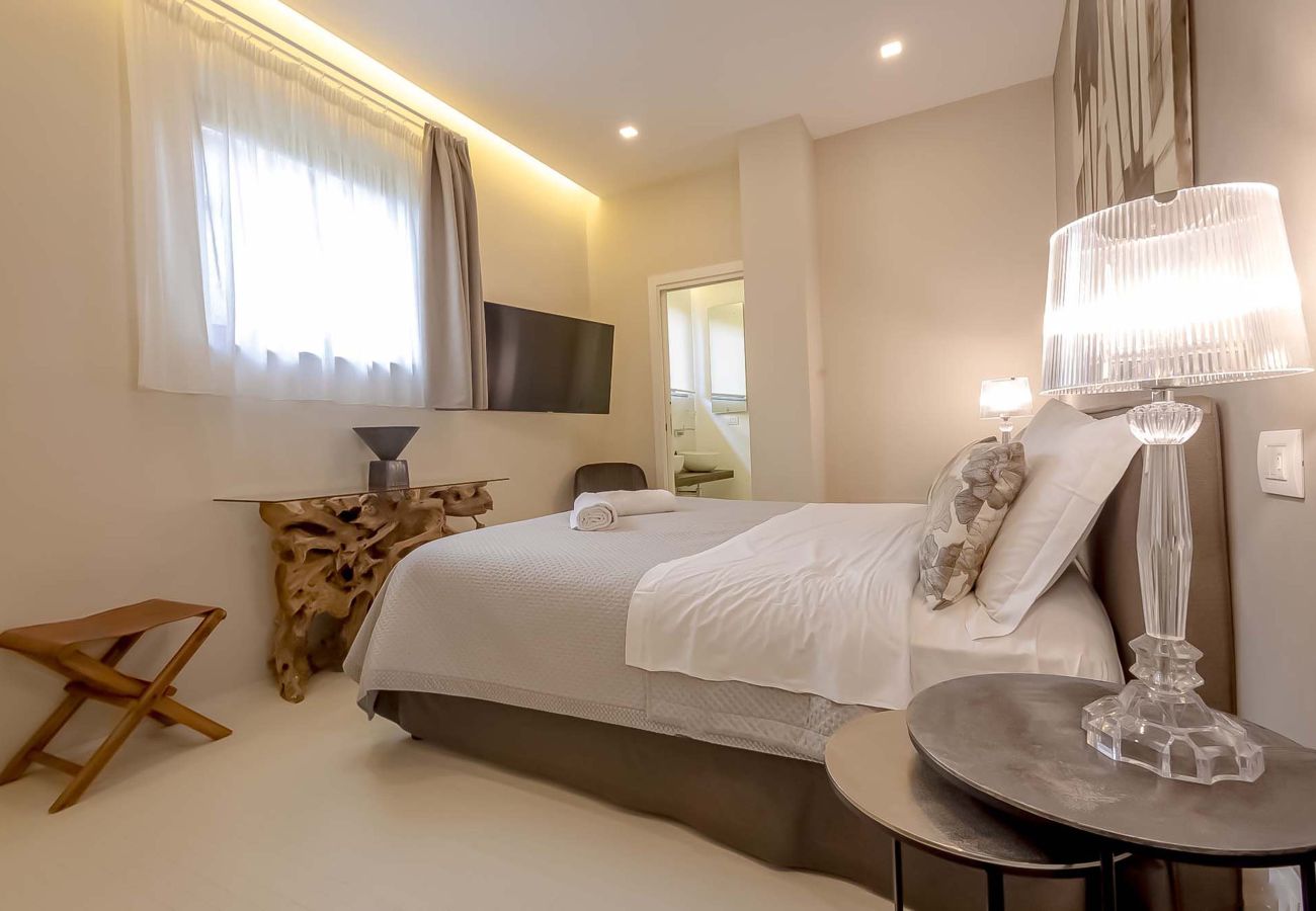 Villa in Panzano - AMORE RENTALS - Villa Bacci with Indoor Heated Pool, Garden, Terraces and Parking