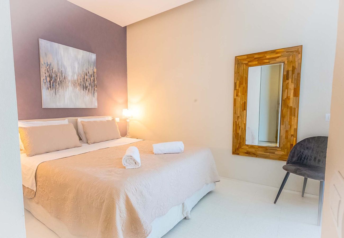 Villa in Panzano - AMORE RENTALS - Villa Bacci with Indoor Heated Pool, Garden, Terraces and Parking