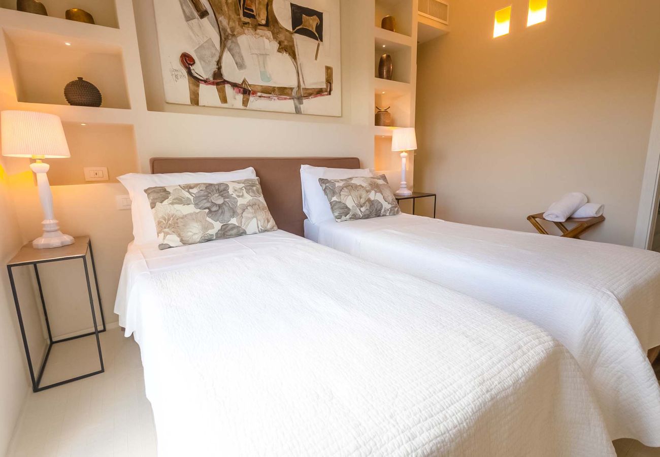 Villa in Panzano - AMORE RENTALS - Villa Bacci with Indoor Heated Pool, Garden, Terraces and Parking