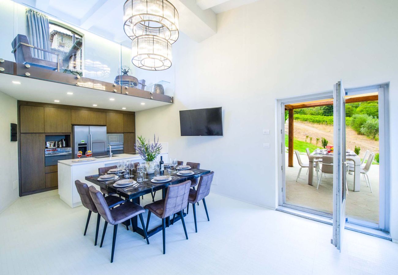 Villa in Panzano - AMORE RENTALS - Villa Bacci with Indoor Heated Pool, Garden, Terraces and Parking