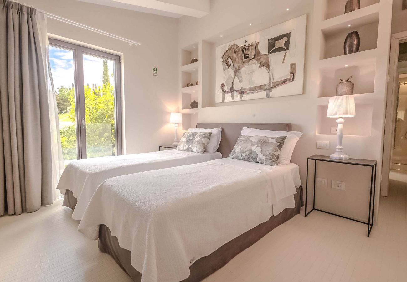 Villa in Panzano - AMORE RENTALS - Villa Bacci with Indoor Heated Pool, Garden, Terraces and Parking