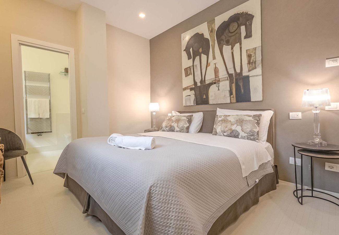 Villa in Panzano - AMORE RENTALS - Villa Bacci with Indoor Heated Pool, Garden, Terraces and Parking