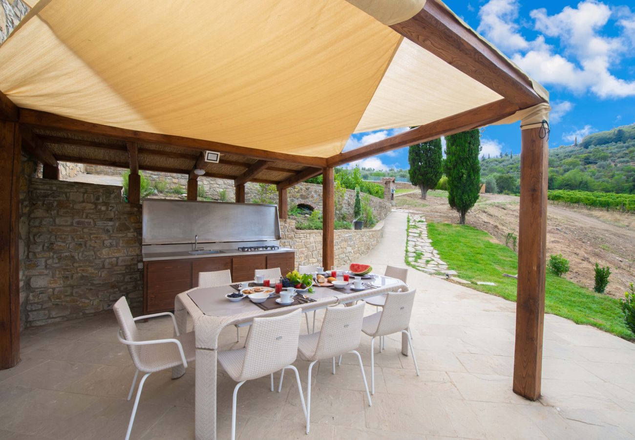 Villa in Panzano - AMORE RENTALS - Villa Bacci with Indoor Heated Pool, Garden, Terraces and Parking