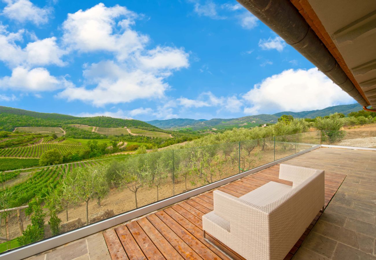 Villa in Panzano - AMORE RENTALS - Villa Bacci with Indoor Heated Pool, Garden, Terraces and Parking