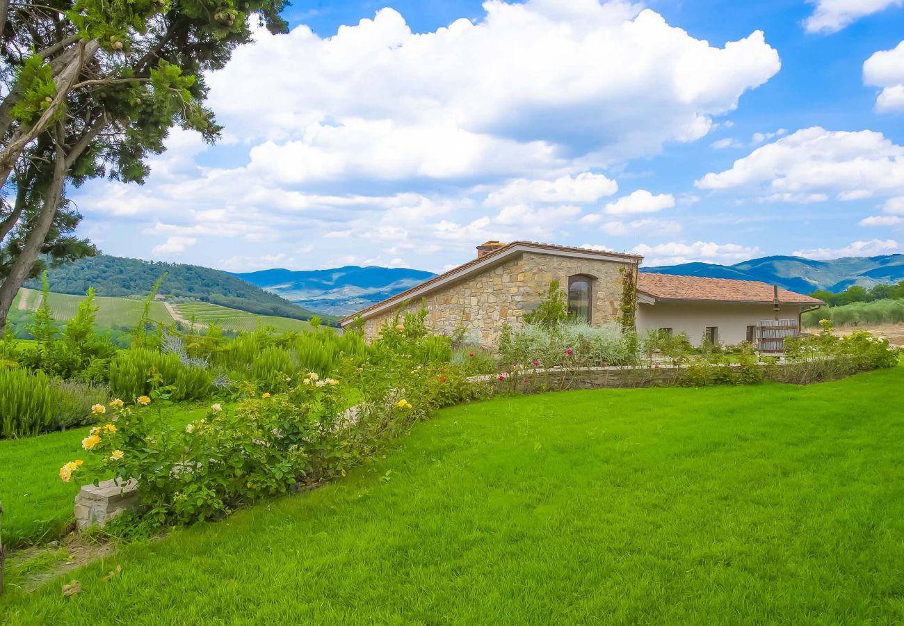 Villa in Panzano - AMORE RENTALS - Villa Bacci with Indoor Heated Pool, Garden, Terraces and Parking