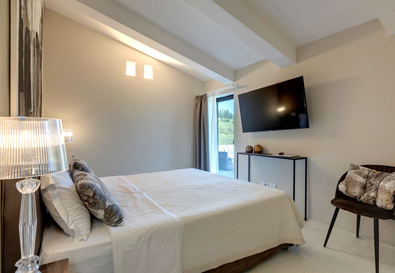 Residence in Panzano - Ville Il Paradiso with Private Pools, Garden, Terraces, Ideal for Weddings