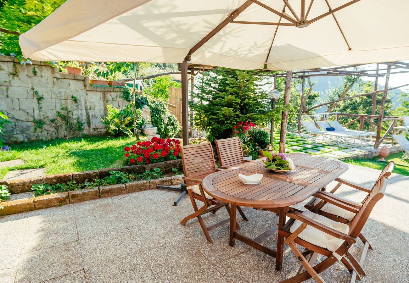 Villa in Sant´Agnello - AMORE RENTALS - Villa Tina with Private Swimming Pool, Sea View, Terraces, Garden and Parking