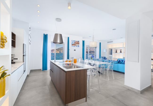 Villa in Sorrento - AMORE RENTALS - Villa del Maggiore with Direct Access to the Sea, Sea View, Garden and Private Swimming Pool Villa in Sorrento - AMORE RENTALS - Villa del Maggiore with Direct Access to the Sea, Sea View, Garden and Private Swimming Pool