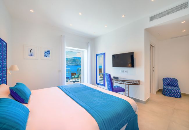 Villa in Sorrento - AMORE RENTALS - Villa del Maggiore with Direct Access to the Sea, Sea View, Garden and Private Swimming Pool Villa in Sorrento - AMORE RENTALS - Villa del Maggiore with Direct Access to the Sea, Sea View, Garden and Private Swimming Pool